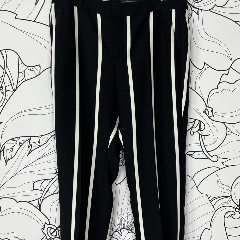 Banana Republic black and white stripe ankle trouser. Size 6. New without tags.